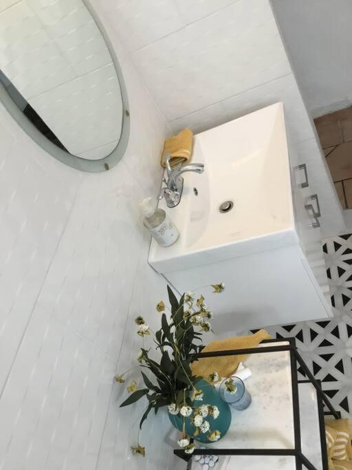 One Bedroom 30 Steps From Prime Generator Parking Included