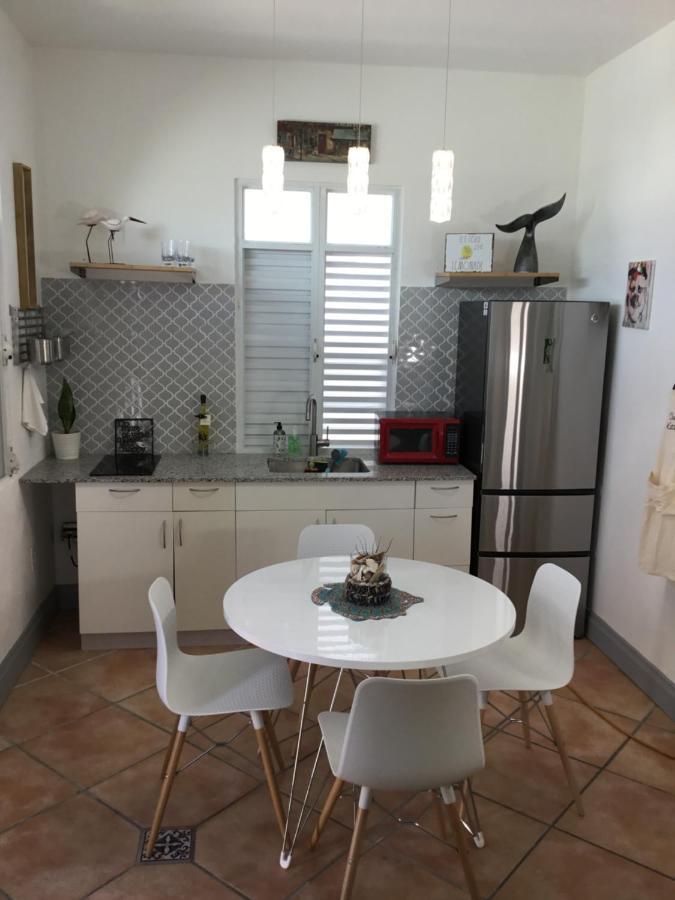 One Bedroom 30 Steps From Prime Generator Parking Included Apartamento