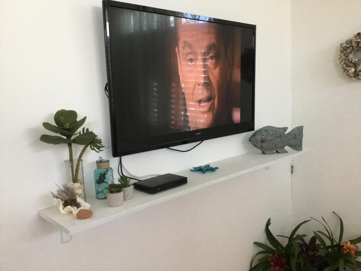 One Bedroom 30 Steps From Prime Generator Parking Included Apartamento